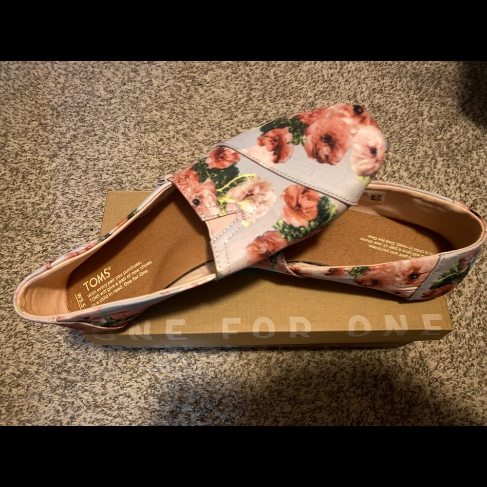 Women’s Pink Graphic Floral TOMS 🌺